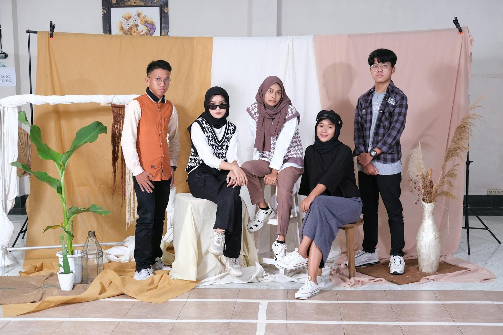 Ilustrasi headline berita terbaru terpopuler hari ini dengan ikon media sosial dan grafik tren.