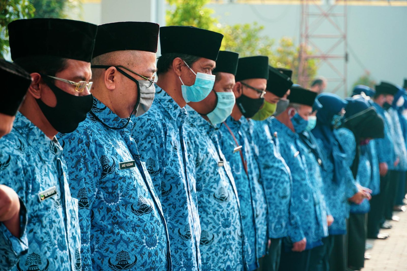 Gambar Berita Terkini menampilkan headline terbaru dengan latar kota modern dan ikon digital