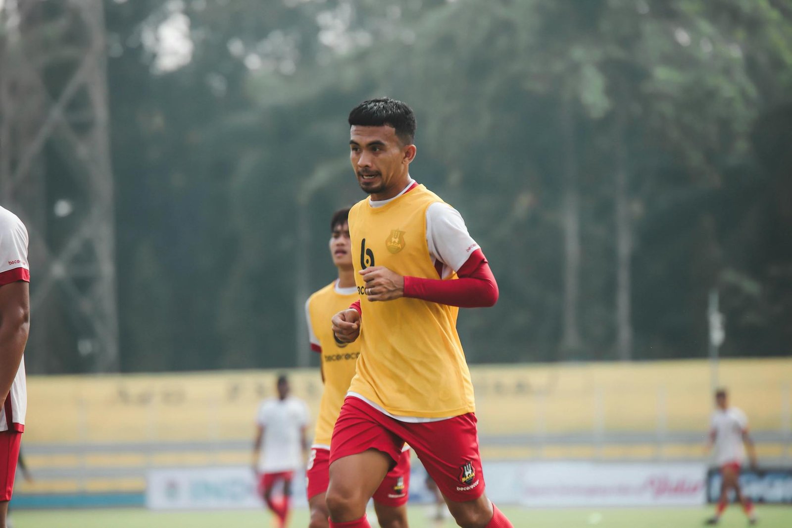 Gambar headline terbaru sepak bola dengan aksi gol spektakuler dan analisis taktik tim
