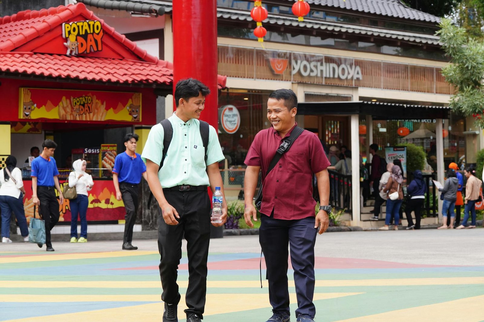 Gambar ilustrasi berita internasional menampilkan peta dunia dengan headline terkini dari berbagai negara