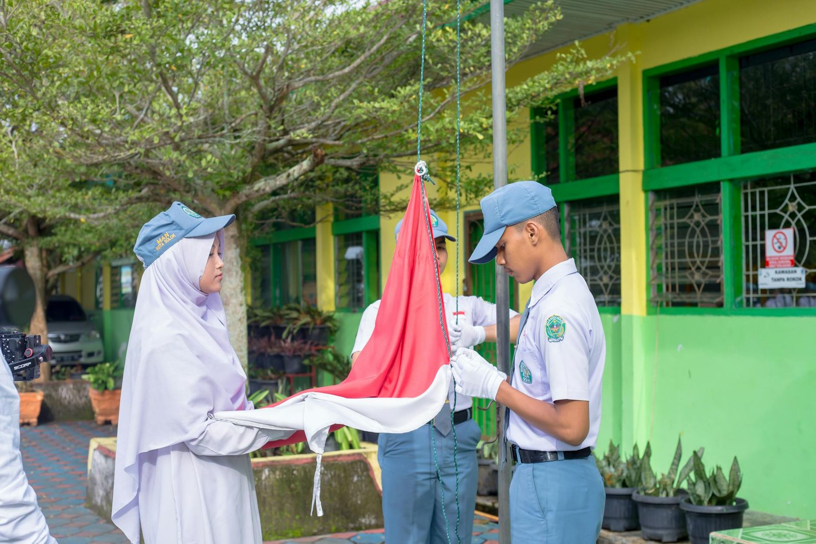 Gambar ilustrasi berita terkini dengan judul, foto jurnalistik, dan latar kota yang menyoroti peristiwa penting.