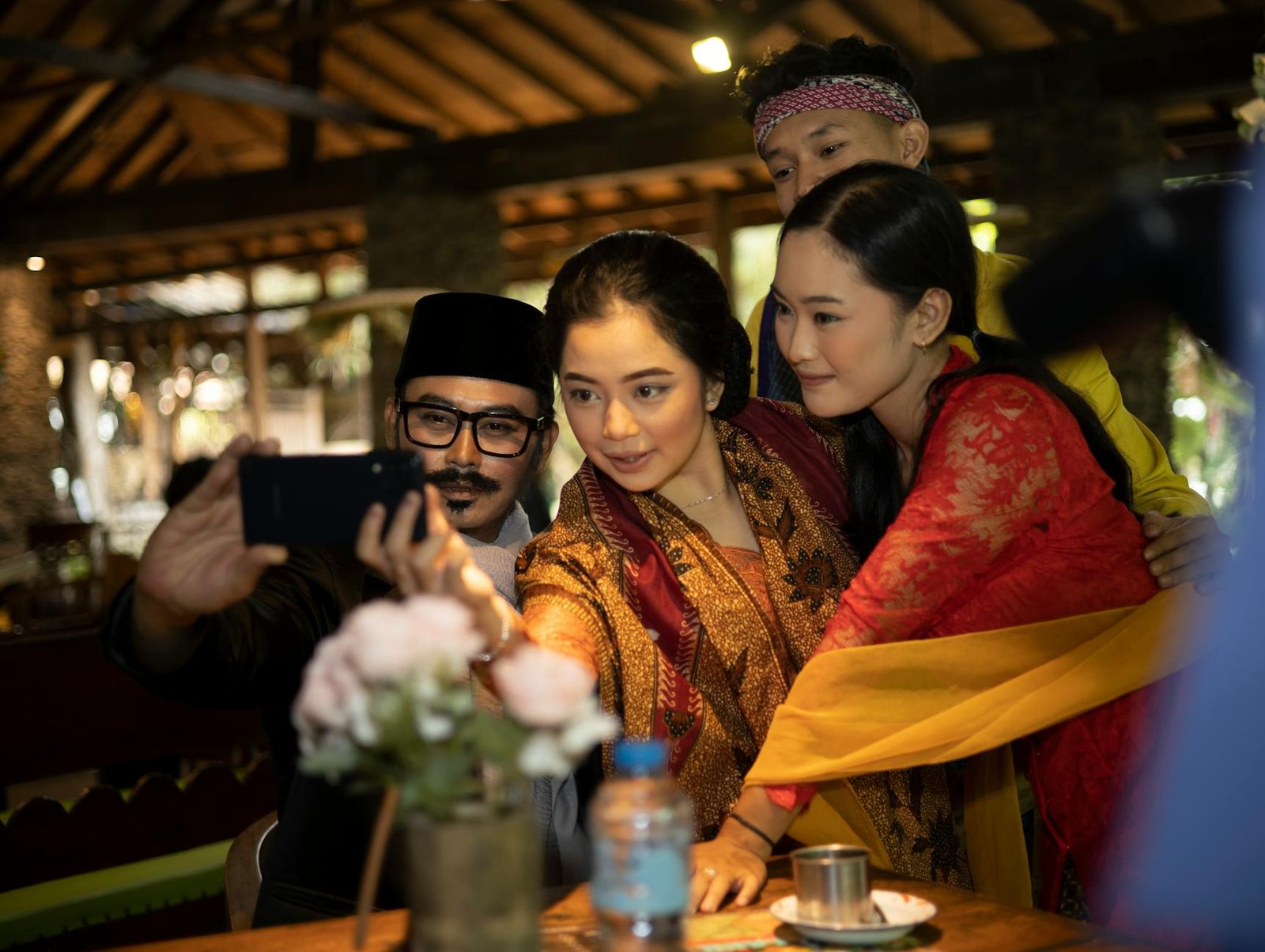 Gambar menampilkan headline berita terbaru terpopuler hari ini dengan ikon dan judul menarik