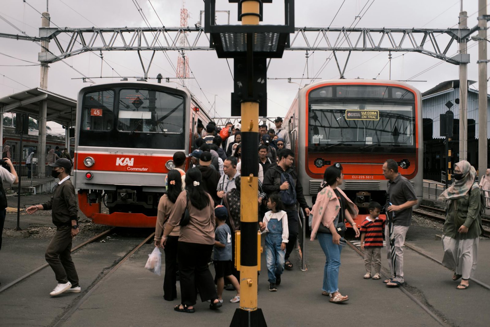 Ilustrasi berita terkini Indonesia dengan headline, foto, dan peta menyoroti peristiwa penting hari ini